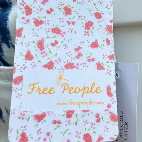 BRAND NEW FREE PEOPLE MOM JEANS!!! white with navy blue accents, size 28 - Picture 2 of 5